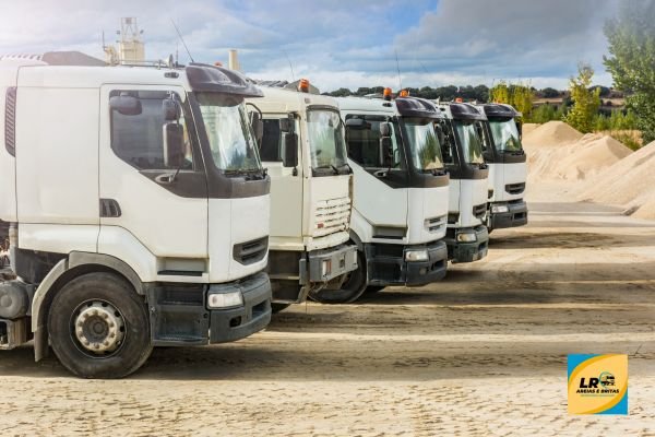 Caminhões da LR Areias e Britas em Senador Canedo